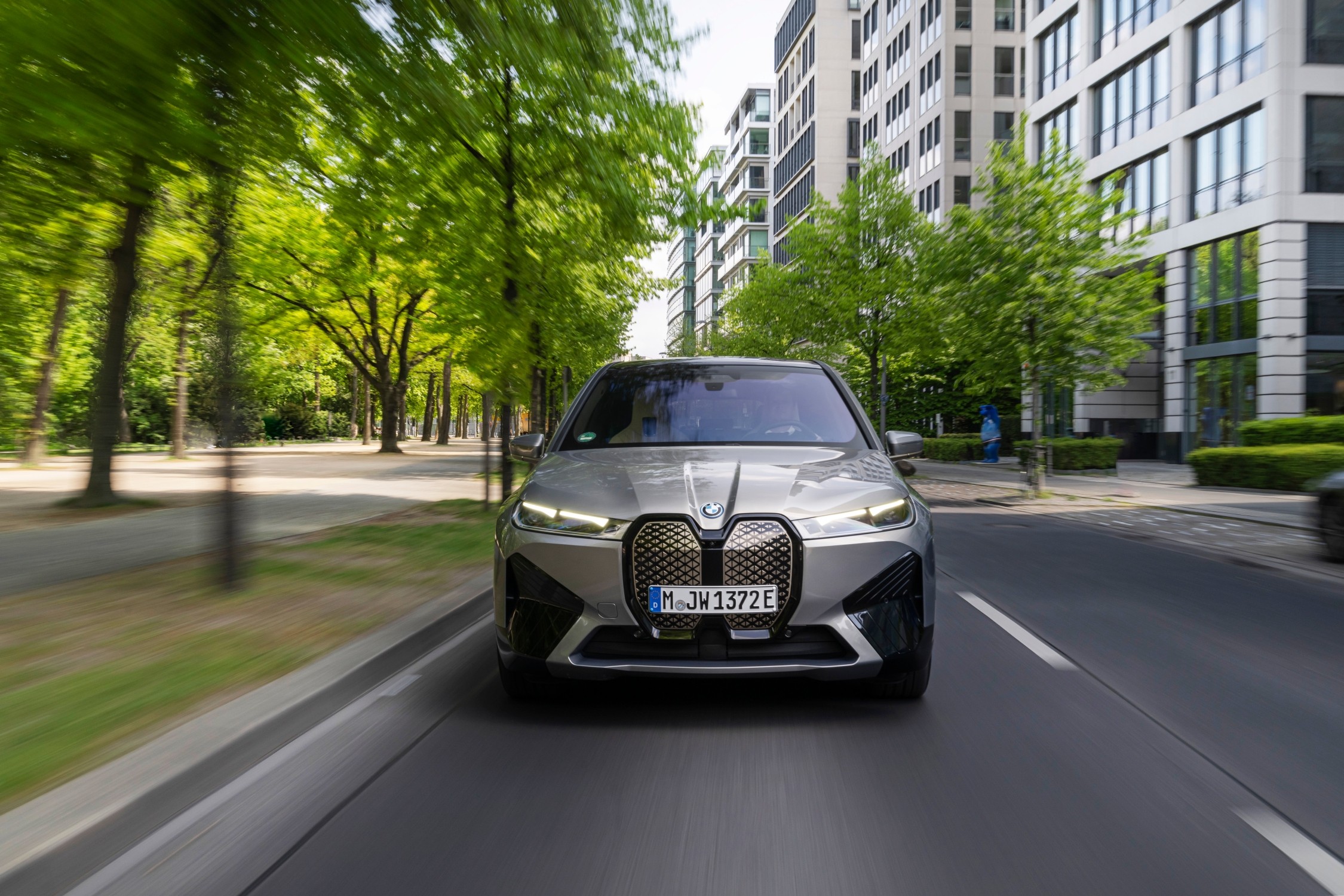 FITUR TERBAIK BMW iX SUV