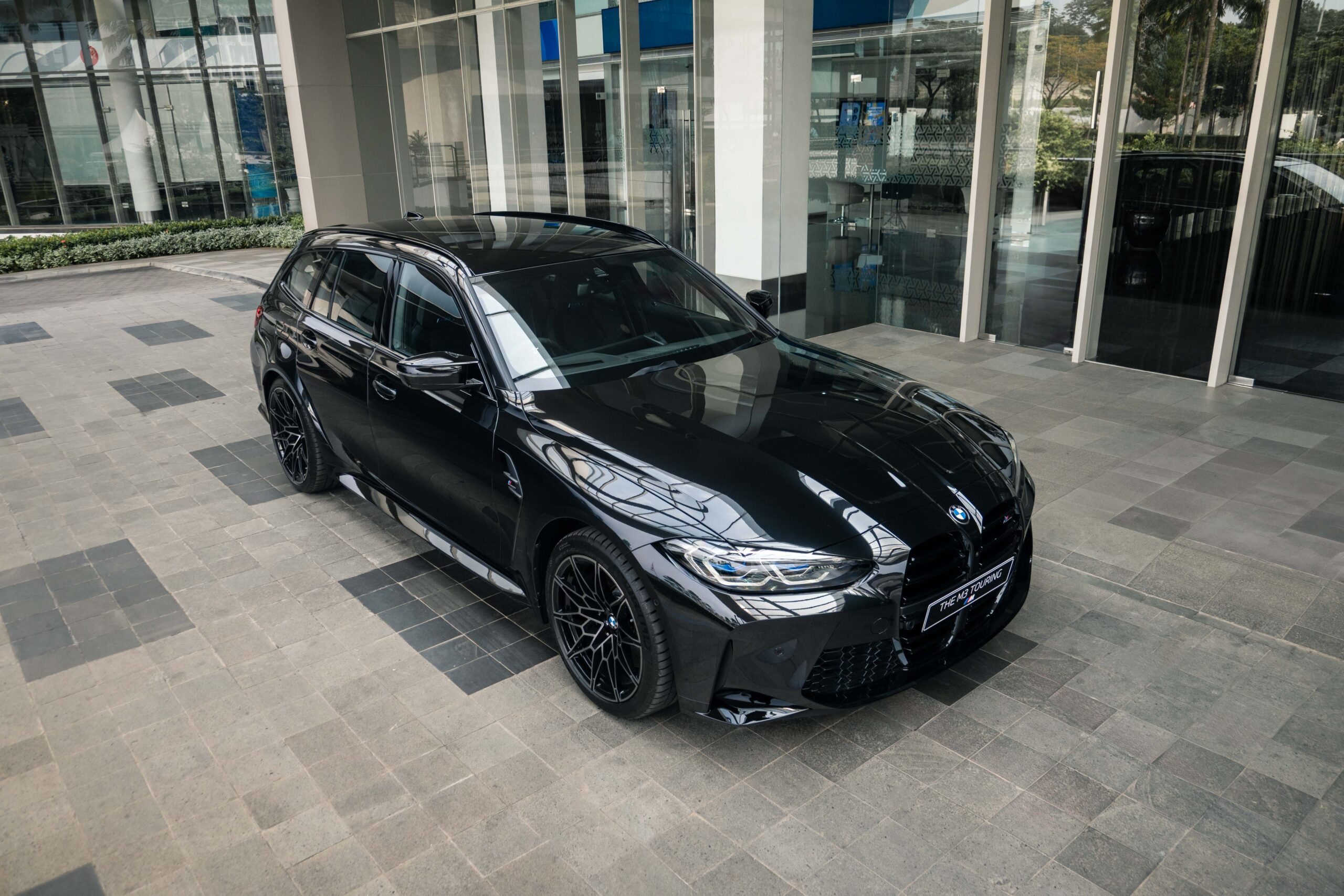 Dari Sirkuit ke Garasi Anda: Teknologi Balap BMW yang Ada di Mobil Harianmu
